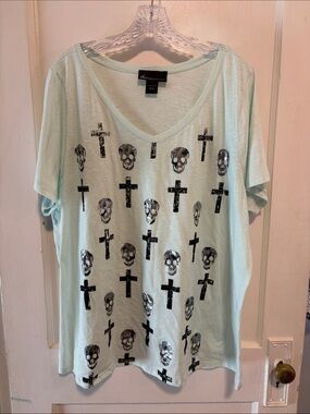 Lane Bryant Mint V-Neck Tee with Black Silver Metallic Skulls & Crosses 22/24